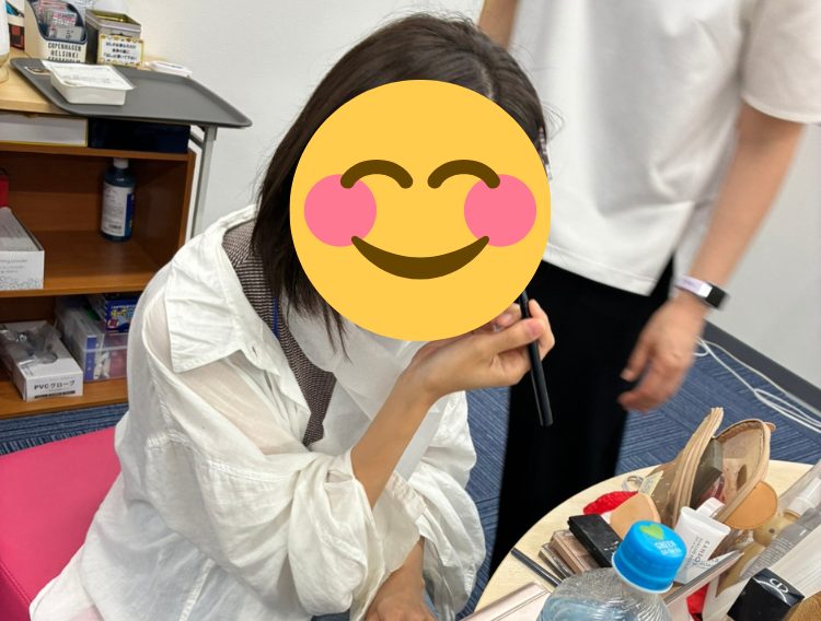 メイクを練習している女性利用者さん