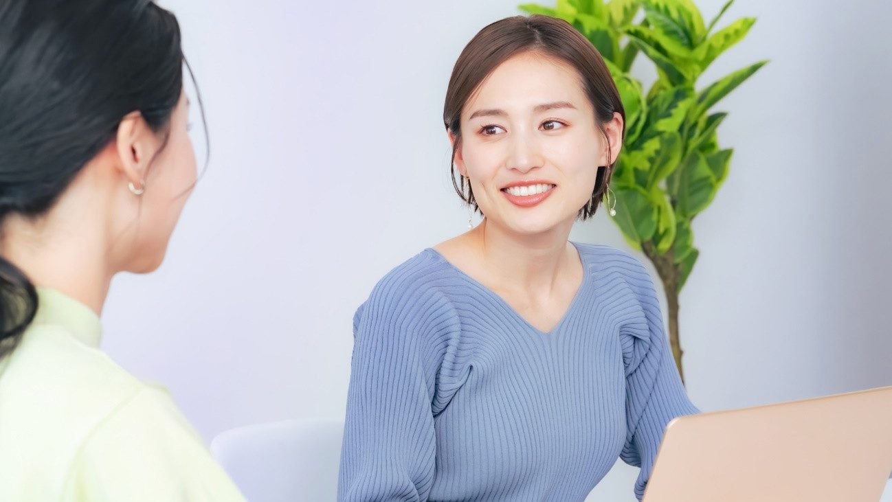 支援員と会話をする女性の写真。