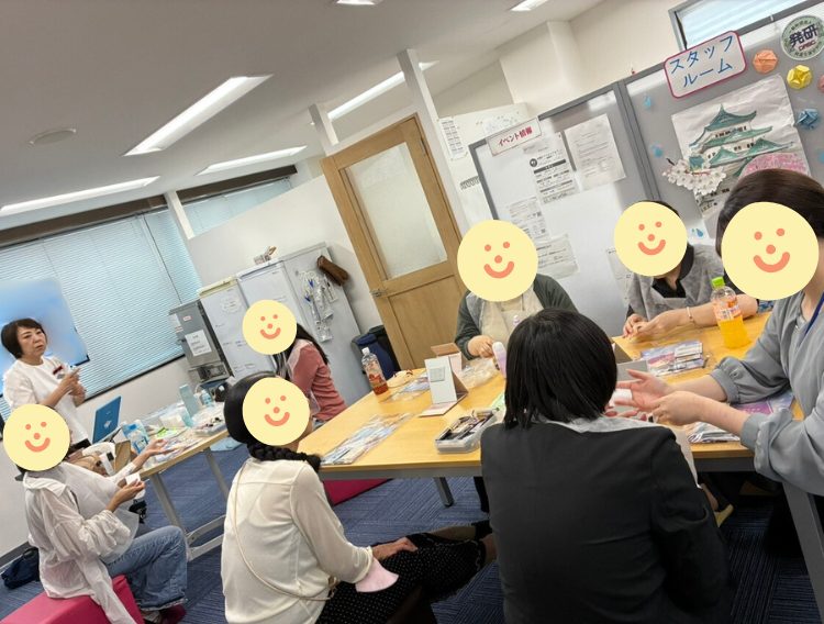 身だしなみ講座を受けている女性陣