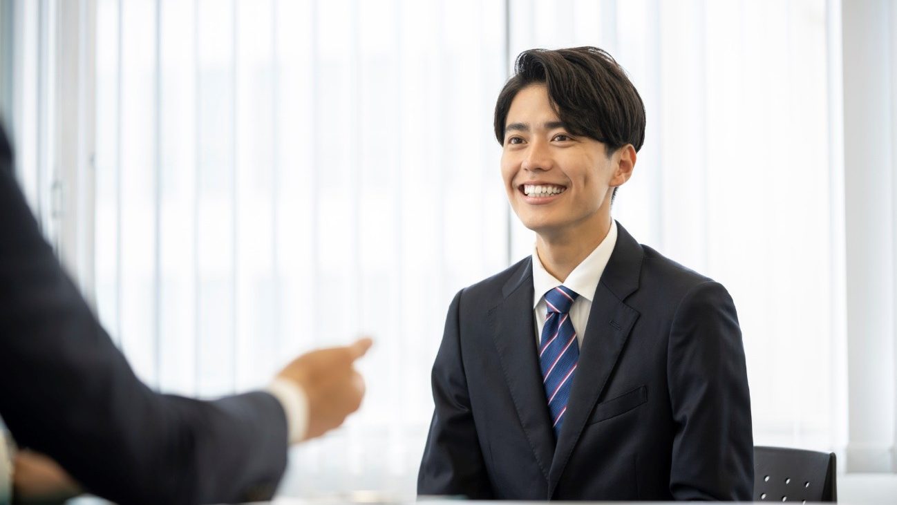 面接をスーツ姿で受ける男性の写真。就労継続支援A型の面接では、就労への意欲や適性を確認するための多岐にわたる質問が想定されます。