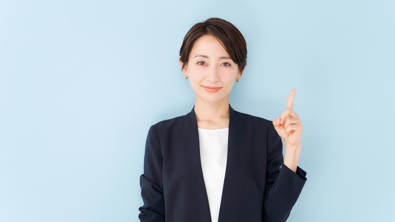 人差し指をあげている、スーツを着た女性の写真。ポイントを説明している様子。就労移行支援を利用しても、就職が実現しなかった場合の6つの対応方法を解説します。