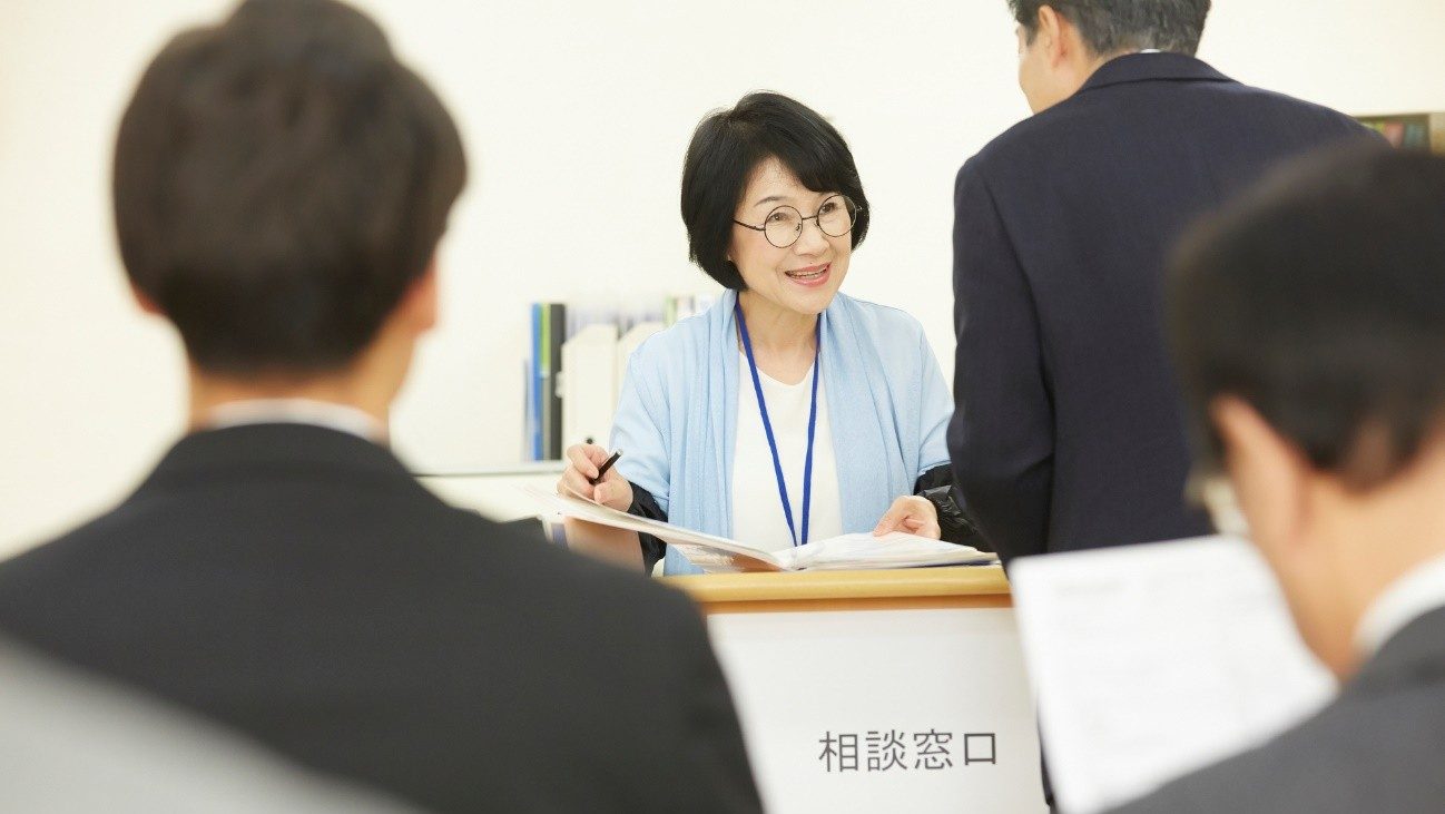 相談窓口で職業の相談を受け付ける女性の写真。就労支援にはハローワーク、障がい者訓練、職業リハビリテーションセンター地域障がい者職業センターなど様々な支援機関があります。