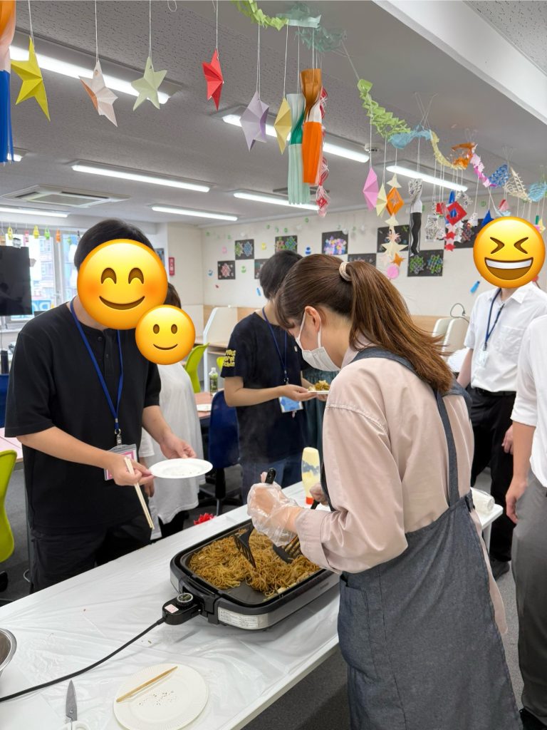 夏祭りを開催しました！～利用者と卒業生の交流会～焼きそばとフランクフルトと焼きおにぎりの画像