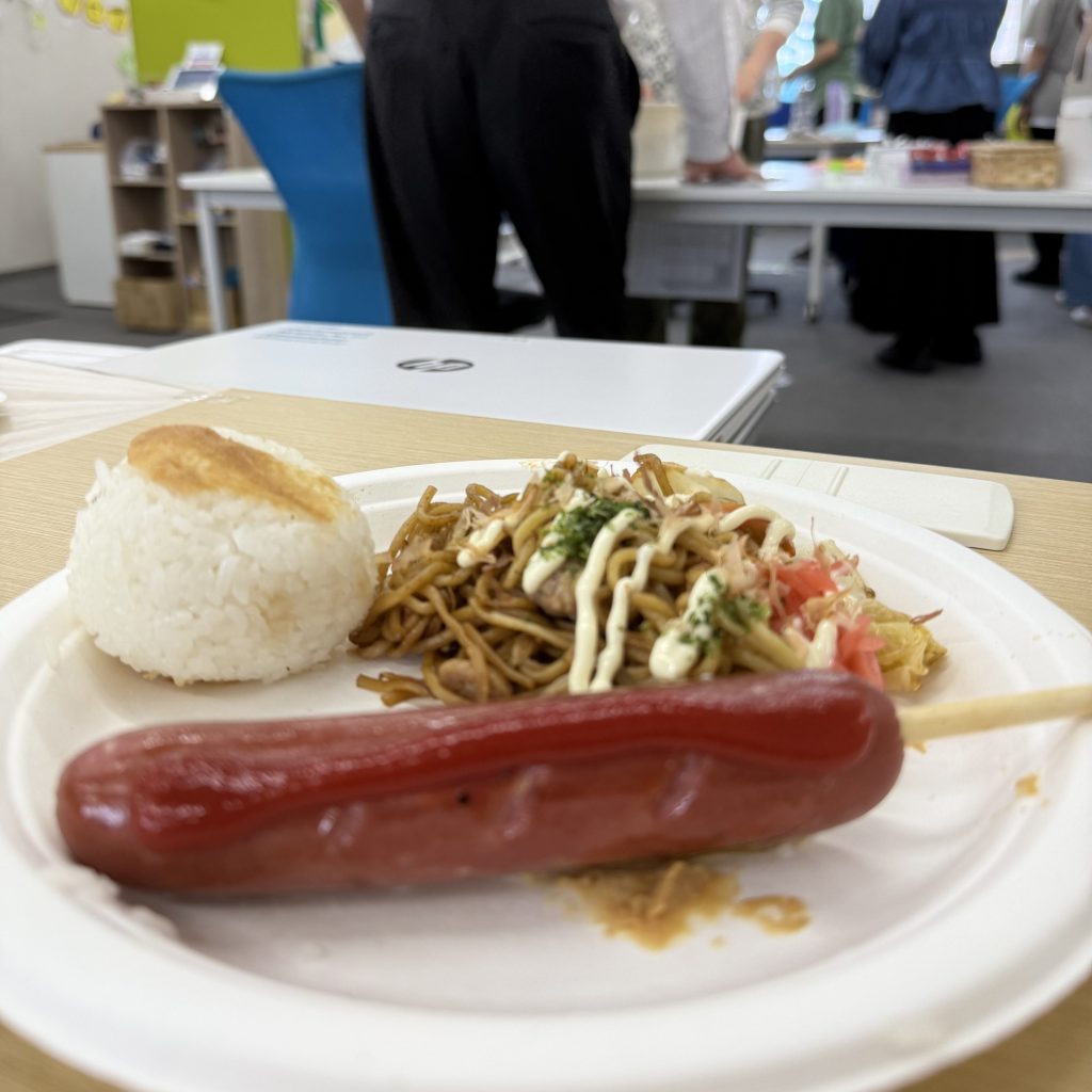 夏祭りを開催しました！～利用者と卒業生の交流会～焼きそばとフランクフルトと焼きおにぎりの画像