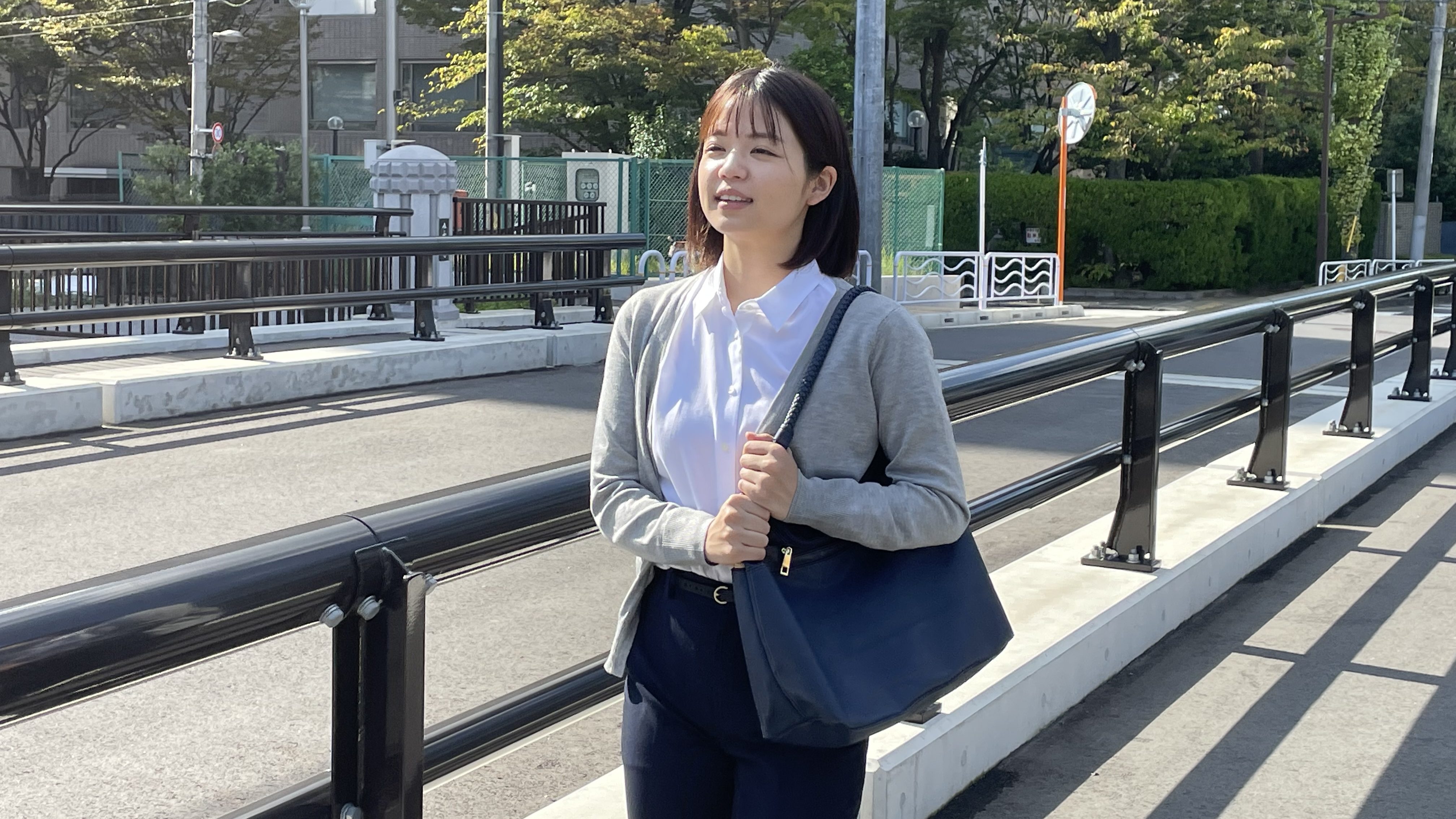 すがすがしく歩道を歩く女性の写真。就労移行支援では、通所を通じて生活リズムを整えることができます。