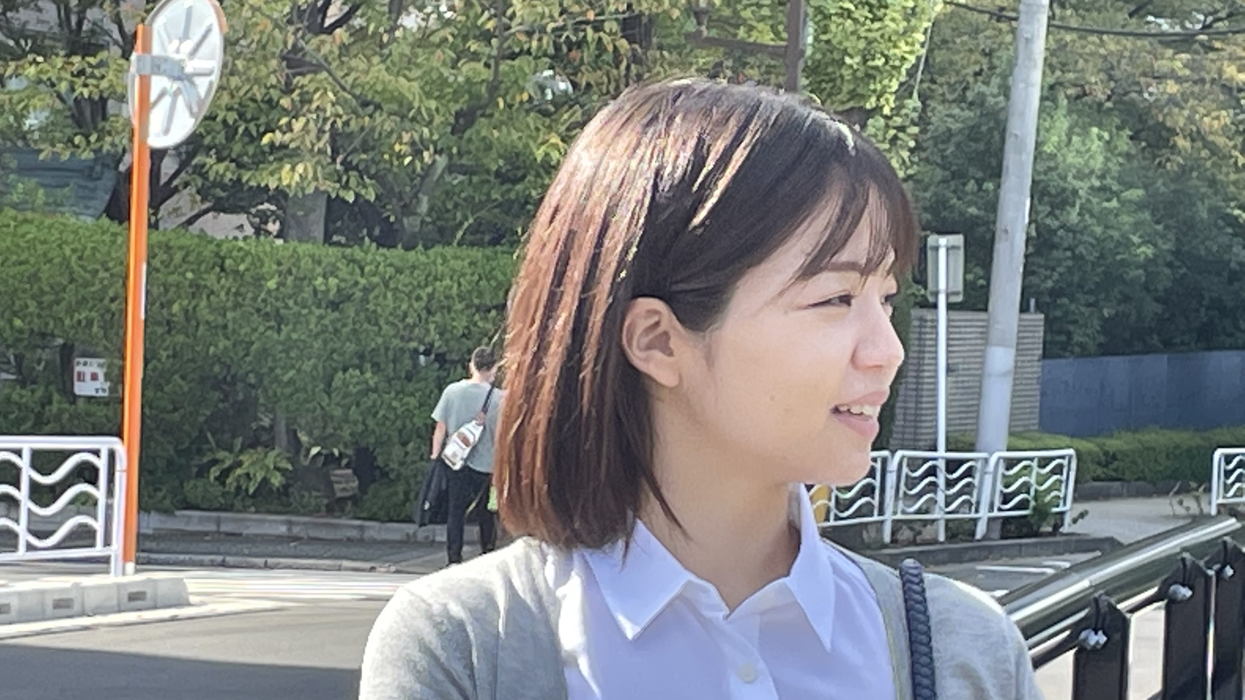 歩道を歩きながら就労移行支援に通所をする女性の写真。早いペースの就労を目指す方は週5日の通所プログラムを組むことも可能です。