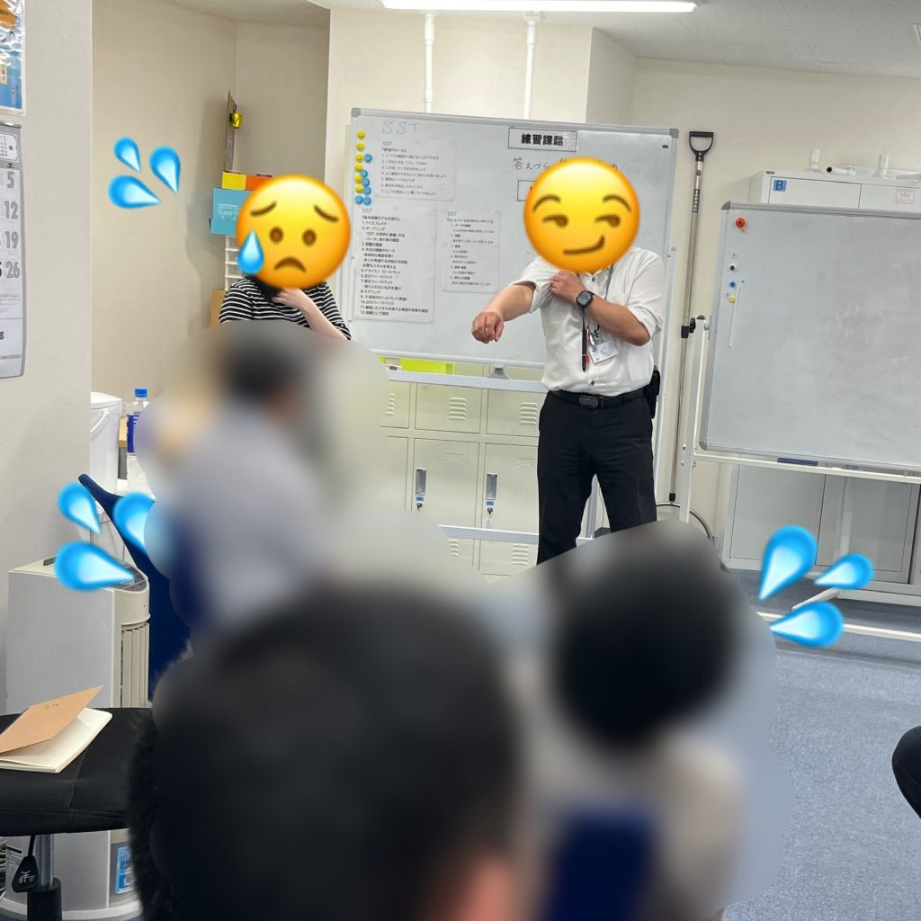 SSTのロールプレイ1回目の様子、プライベートな質問を投げかけるスタッフと、戸惑う利用者さん