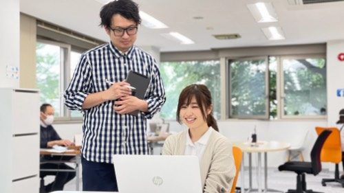 就労移行支援アクセスジョブでの支援風景。アクセスジョブは、教育・福祉分野で50年の実績を持つクラ・ゼミグループが運営する就労移行支援事業所です。これまで600名以上の方の就労実現をサポートしてきました