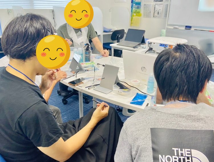 眉毛を描いている男性利用者さんたち