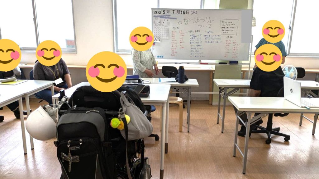 話し合いで出たアイデアをまとめている様子