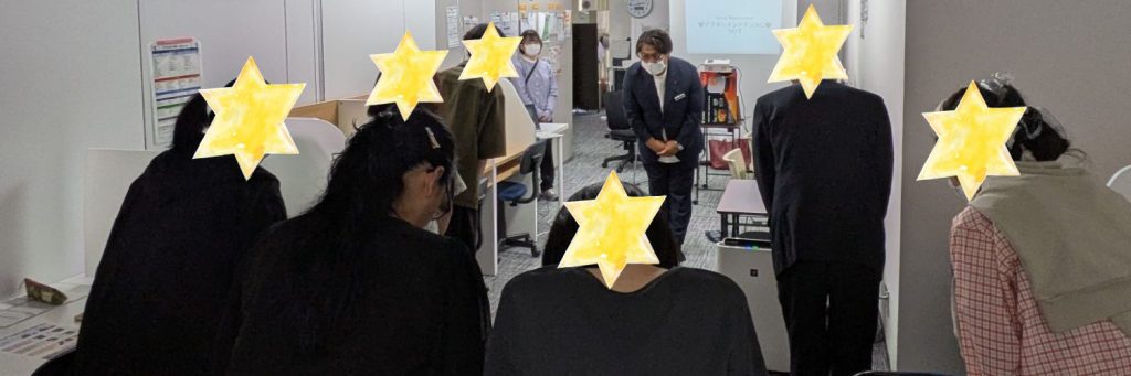 スーツの着こなし講座の様子。挨拶の仕方。