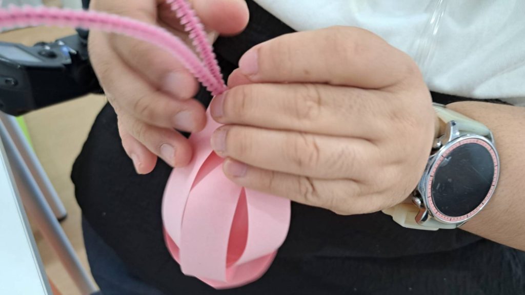 ヨーヨーを作成する手元の画像