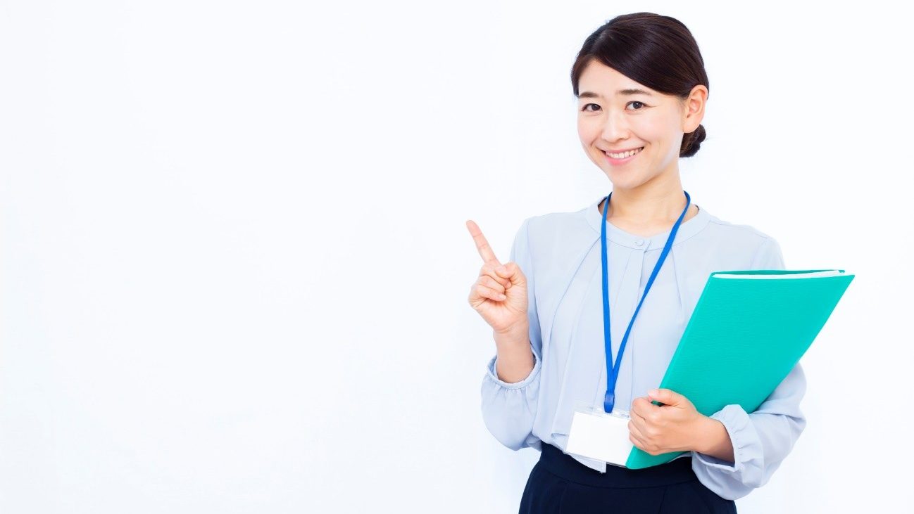 働く女性がメリットを解説する写真。就労定着支援を受けると、就職者と雇用した会社側にもメリットがあります。双方にどのようなメリットがあるのかを解説。