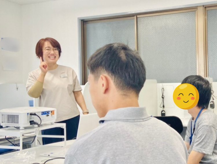 資生堂の方のお話を聞いている男性利用者さん