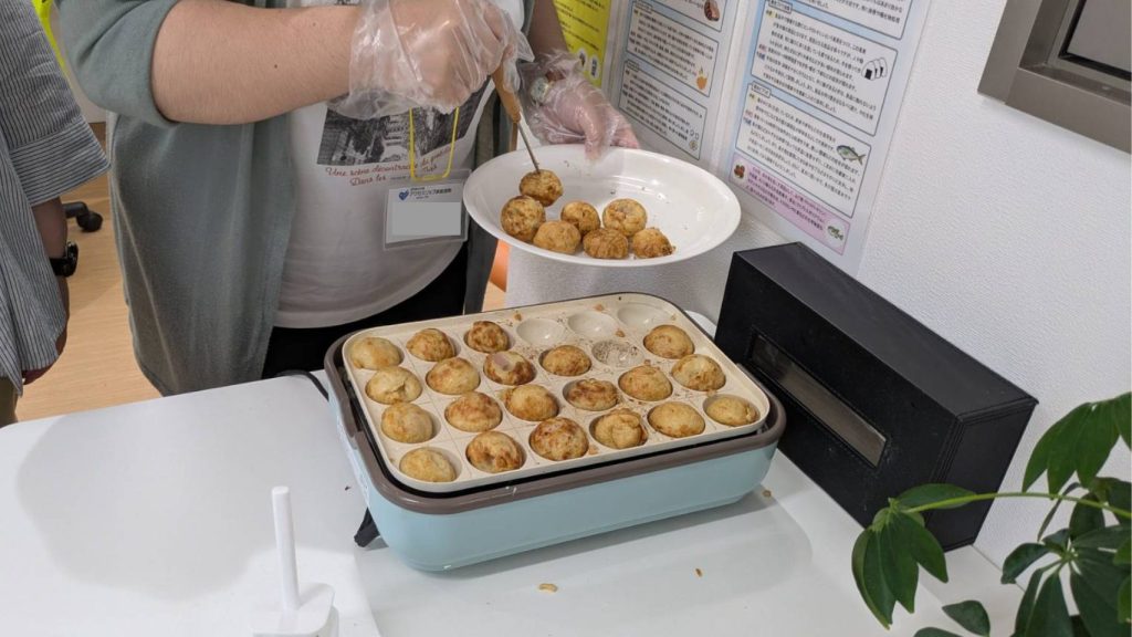 利用者さんが夏祭りでたこ焼きを焼いている様子。