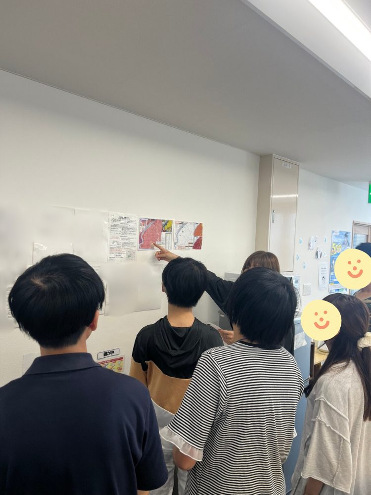 皆でハザードマップを確認しています。