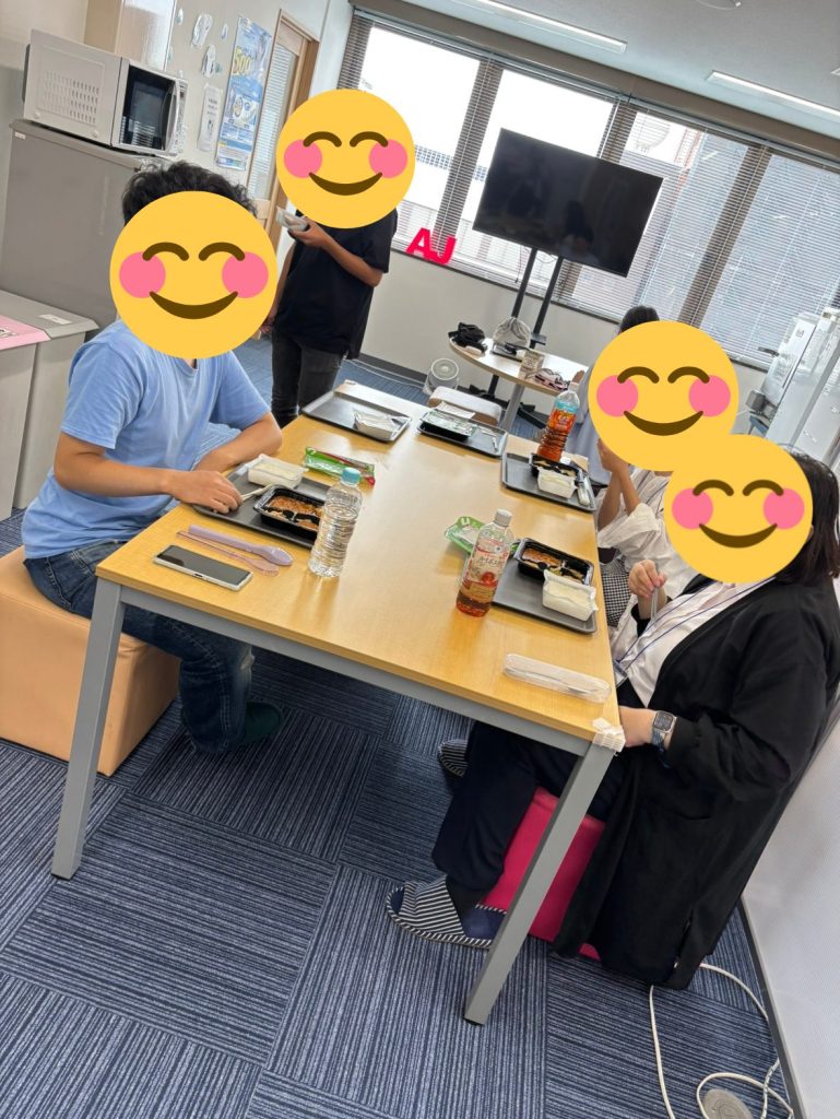 皆でランチタイム。就職の話や推しの話など盛り上がってます。