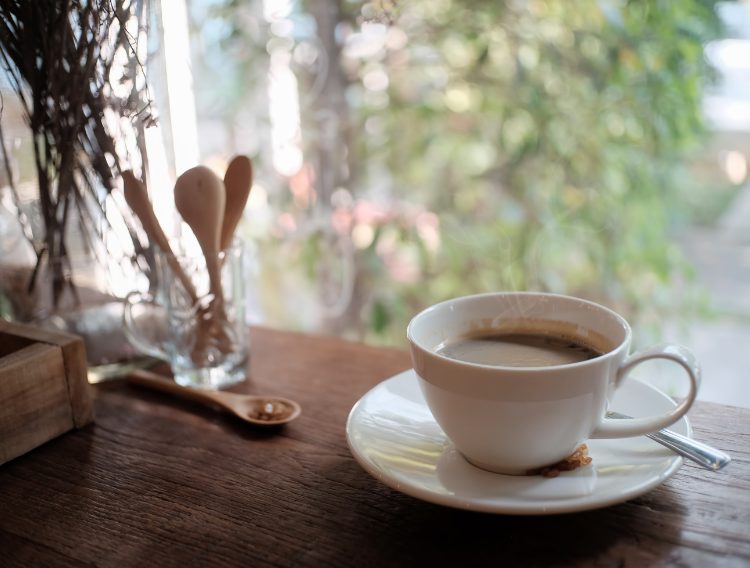 オシャレなカフェでカフェラテ