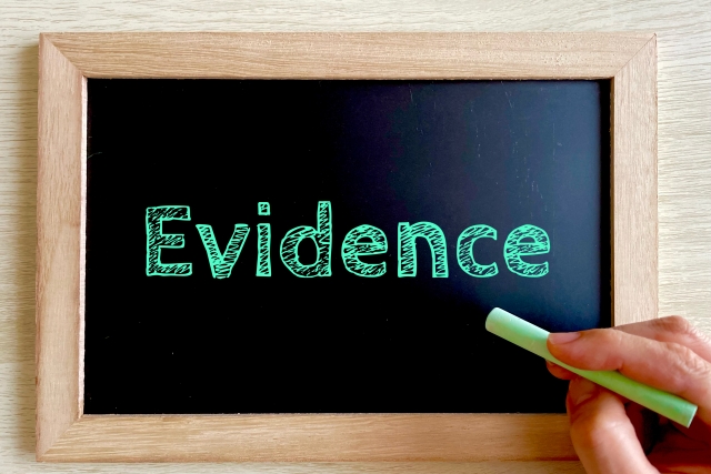 Evidenceと書いてある黒板の画像。就労選択をするにあたり、障がい福祉サービスを選ぶ前段階で客観的な「評価」や「根拠」が必要です。
