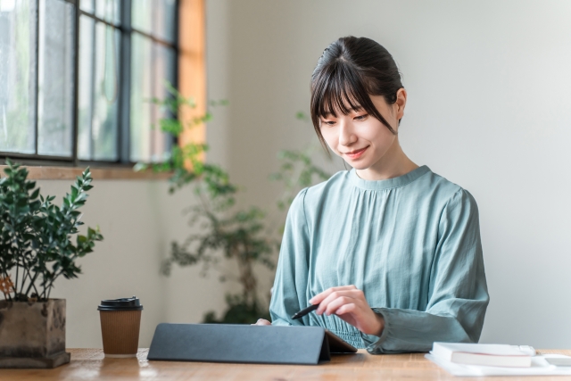 自分に合った職場でのびのびと仕事をする女性の写真