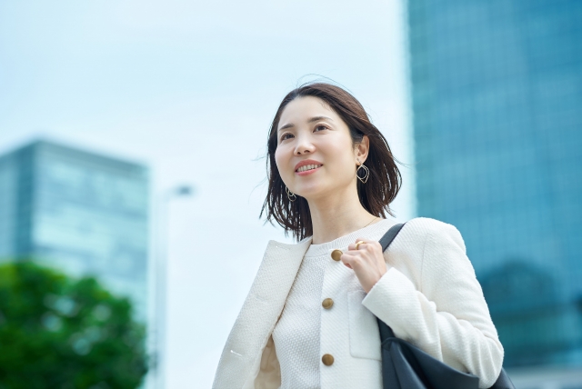 出勤する女性の画像