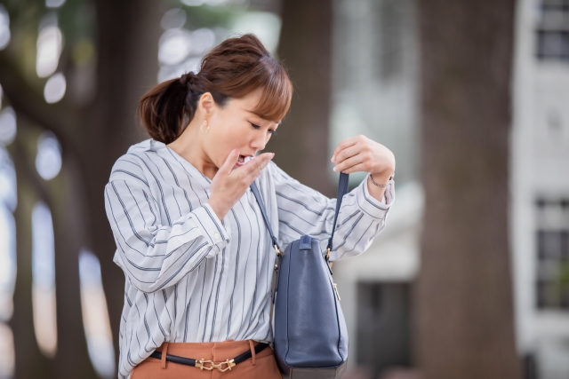 忘れ物に気付いた女性の画像