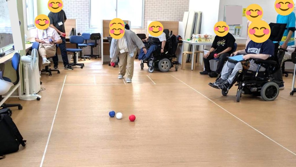 夏祭りでボッチャ大会を開き白熱した戦いを繰り広げている様子。