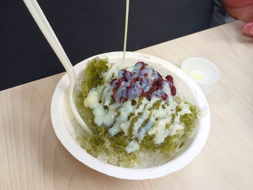 抹茶に小豆と練乳をトッピング