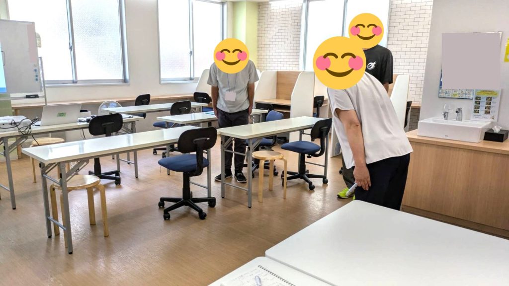 面接に向けたお辞儀の練習をする様子。