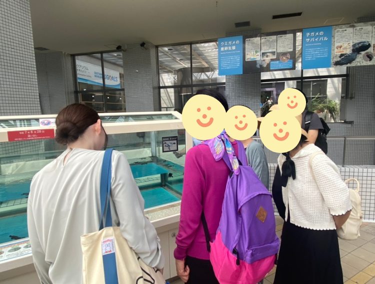 カメを取り囲んで盛り上がっているみなさん
