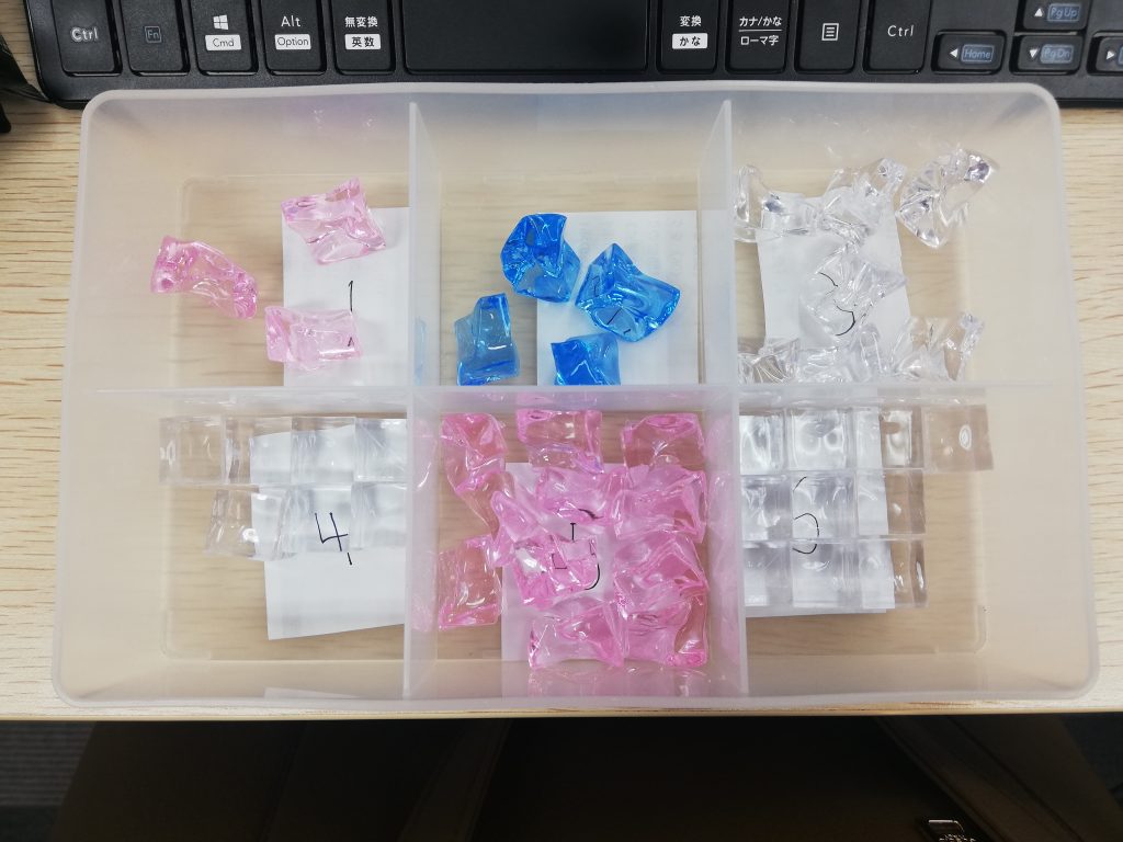 重さを測ったブロックをケースに仕分けます。