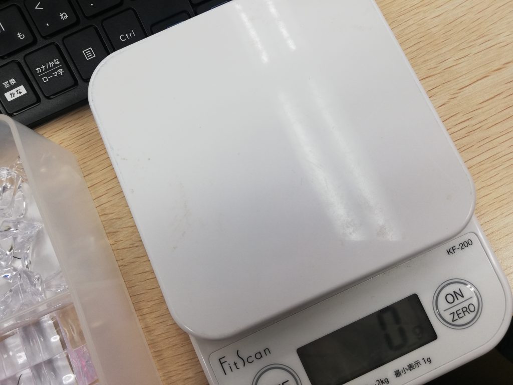 秤でブロックの重さを測ります。
