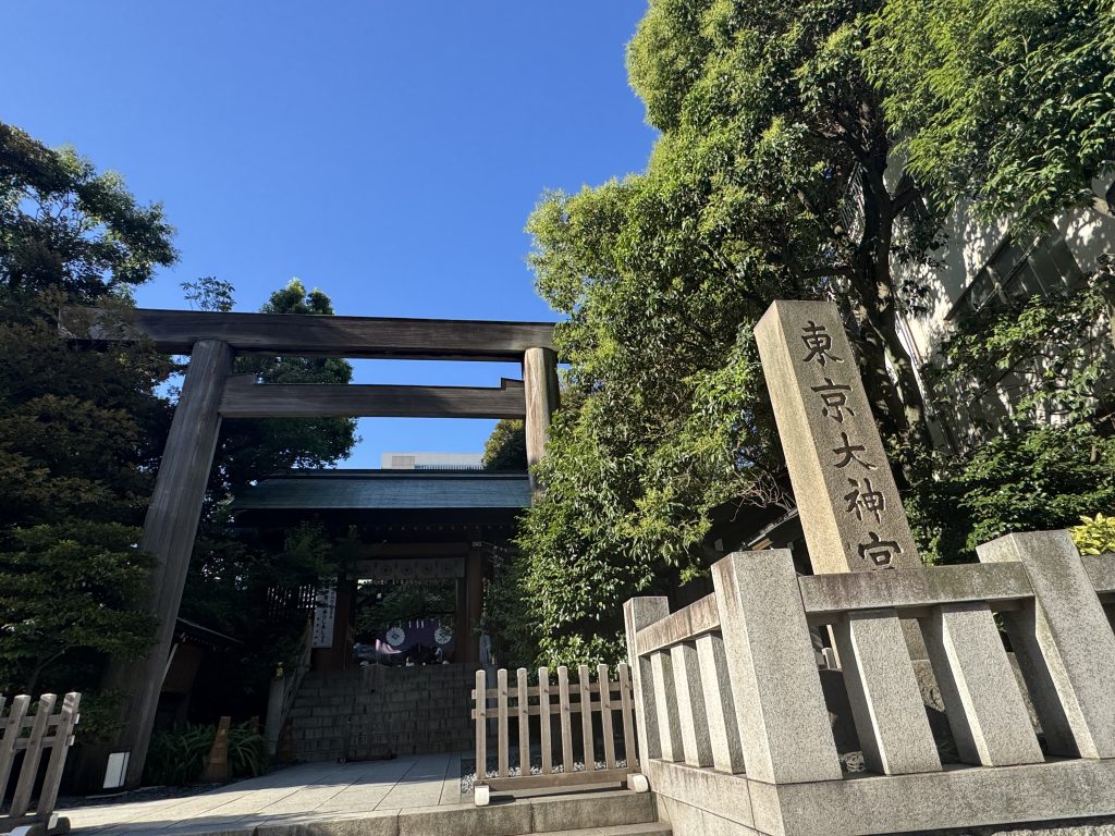 東京大神宮の鳥居の様子。快晴で、周囲には緑が多くある。