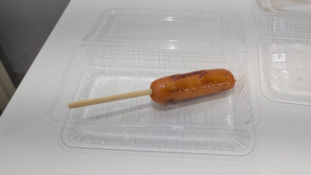 利用者さんが焼いたフランクフルトの画像。