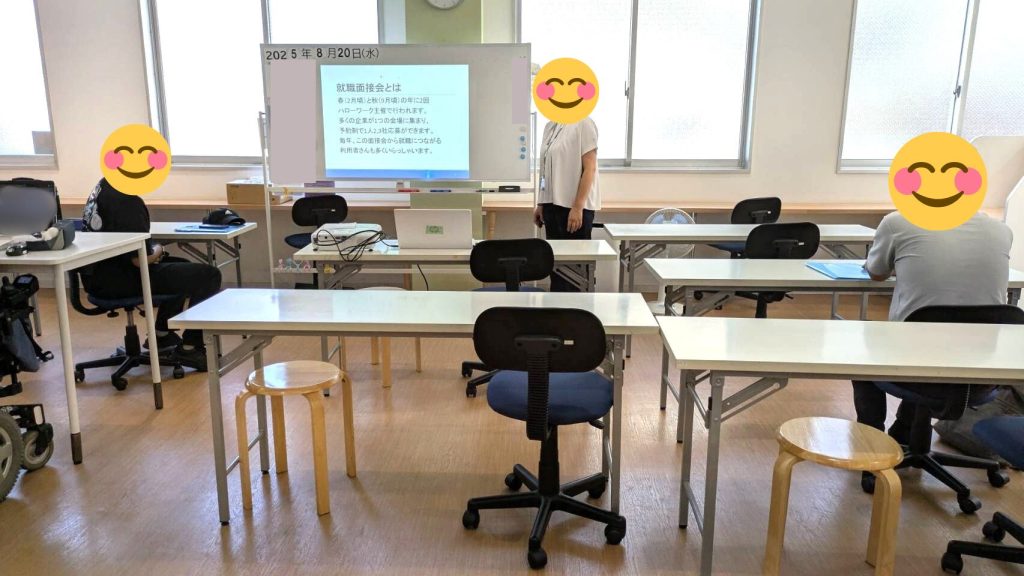 合同面接会の入室から退室までの流れなどを説明する様子。