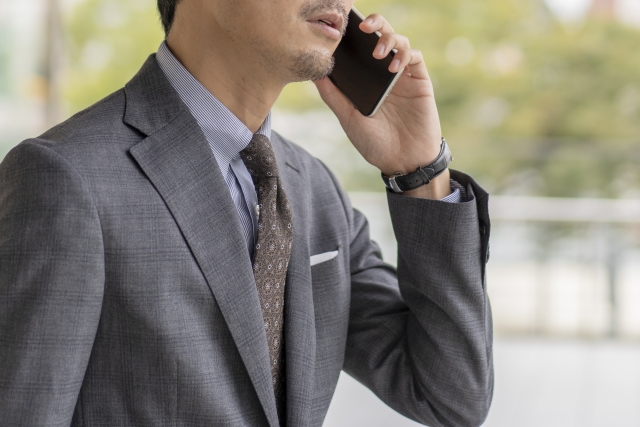 連絡をする男性の画像