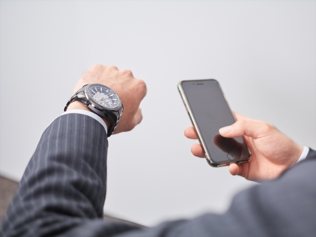 腕時計を確認している画像