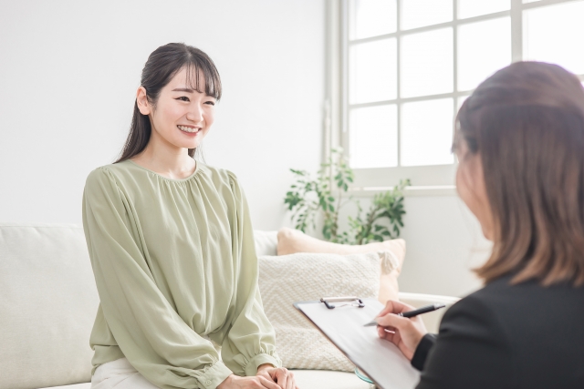笑顔で面接に挑む女性