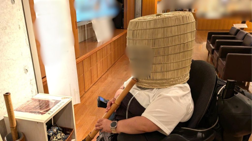 尺八奏者になりきる利用者さんの様子。