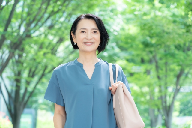 これから出社する女性の画像。