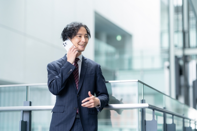 連絡をしている若い男性の画像