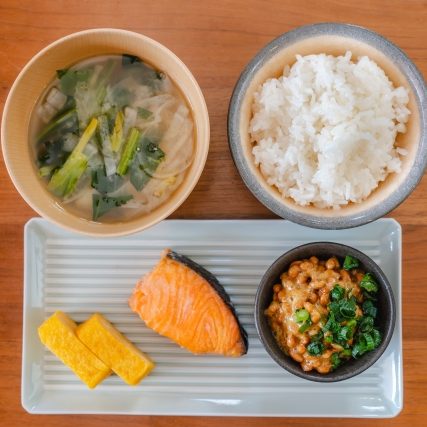 朝食(ごはん・味噌汁・納豆・焼鮭・卵焼き)の画像。