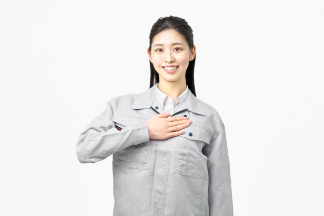 安心して胸に手を当てている女性の画像