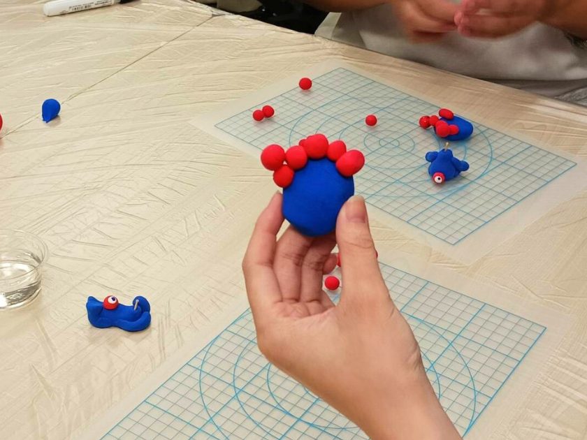 ミャクミャクの顔の部分が出来てきた。