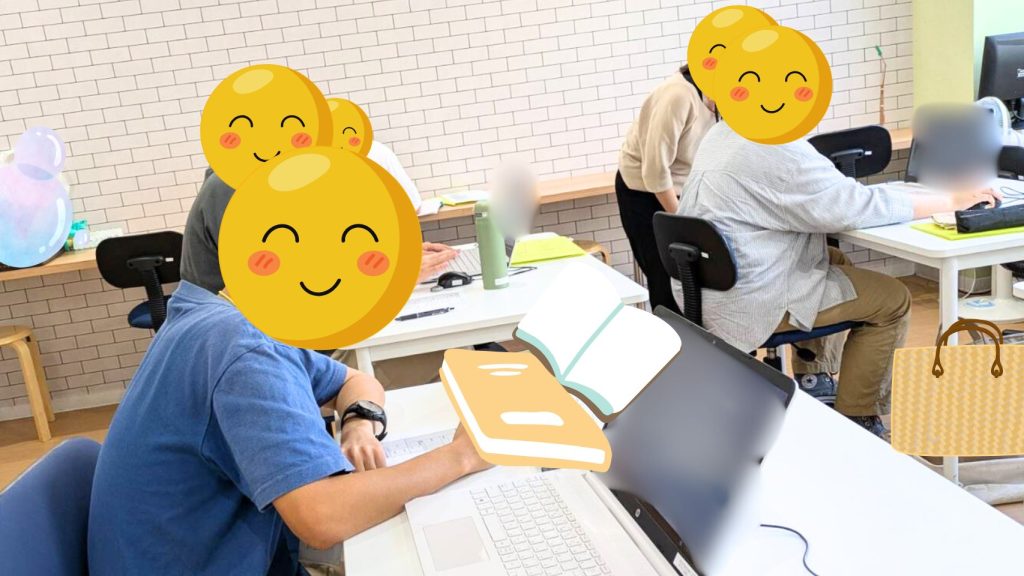 個人でパソコンを使い、企業研究に取り組む様子。