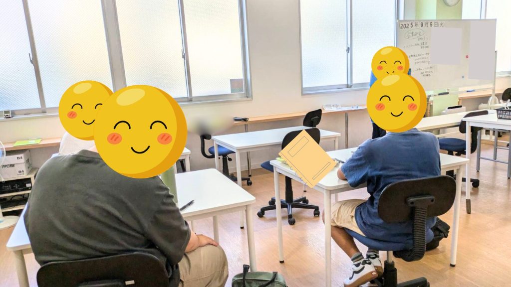 グループワークで企業研究に取り組む前に説明をしている様子。