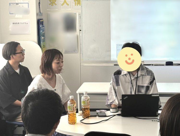WeOur様ご担当者様と卒業生が話している様子