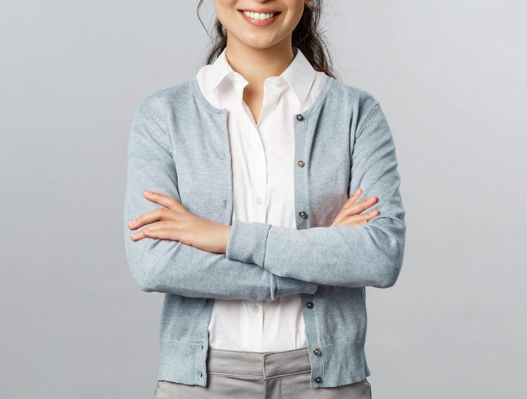 レイヤードスタイルで寒暖差に対応