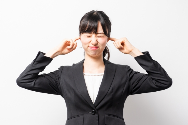 耳をふさぐ女性の画像