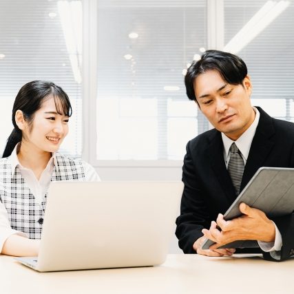 二人で話をしている画像